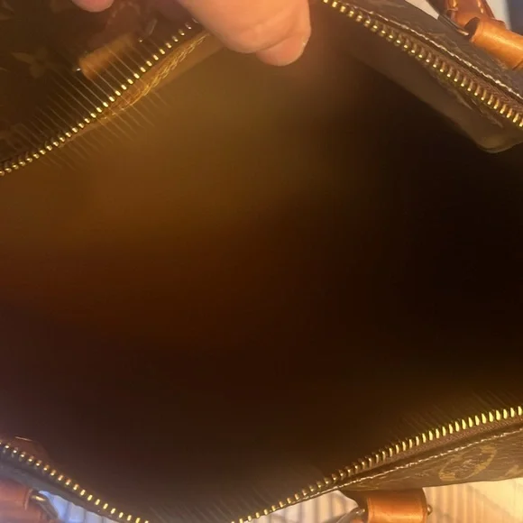 Speedy Bag - Authentic Louis Vuitton Medium Speedy Handbag. - Picture 5 of 16